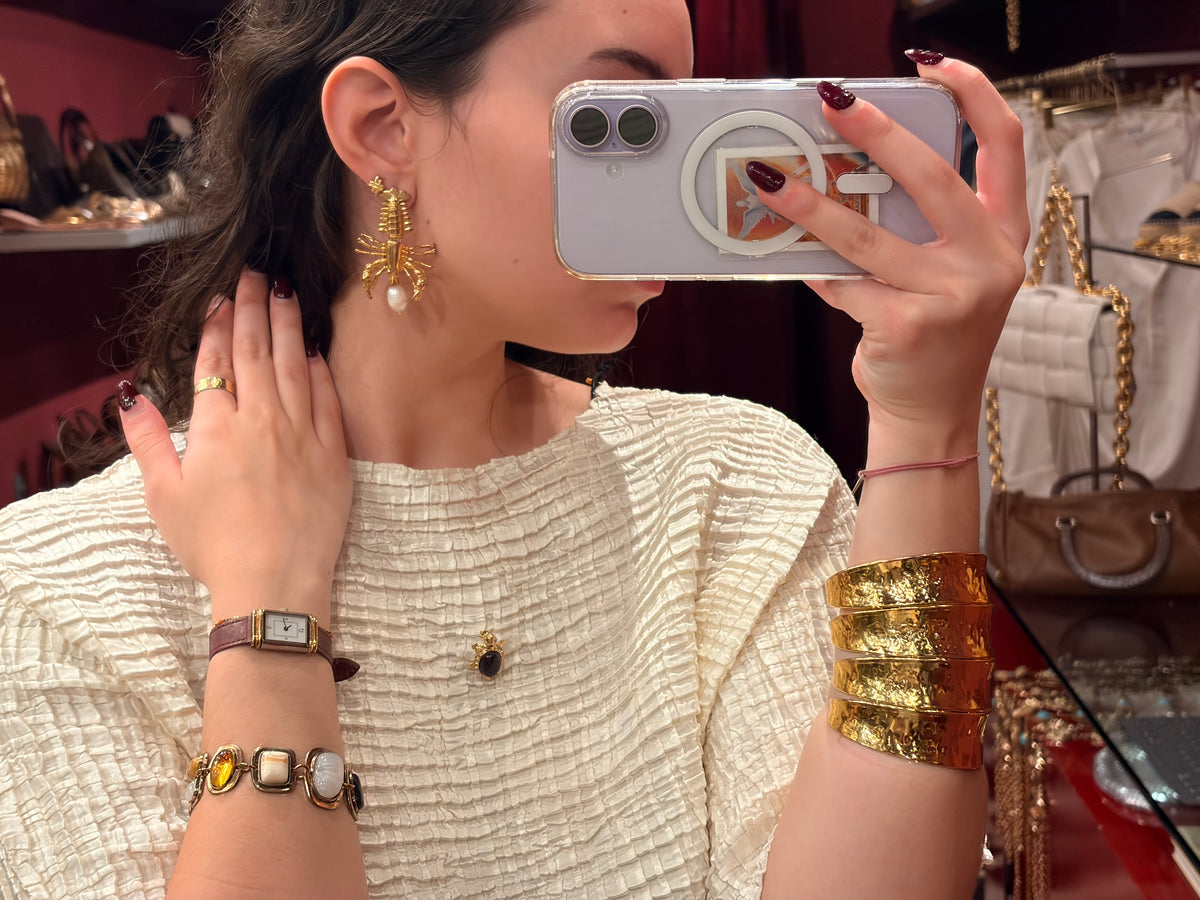 SCULPTURAL METALLIC BANGLE