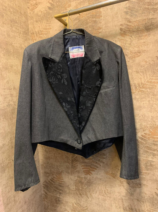 CROPPED DENIM & TUXEDO CUT BLAZER