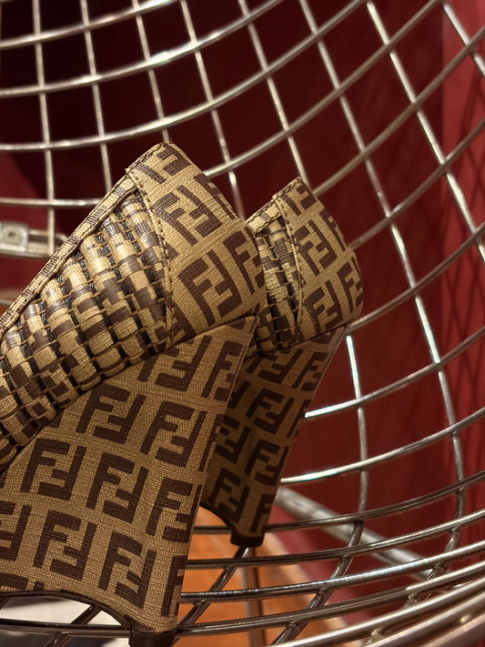 FENDI LOGO PRINT OPEN TOE SHOES (37)