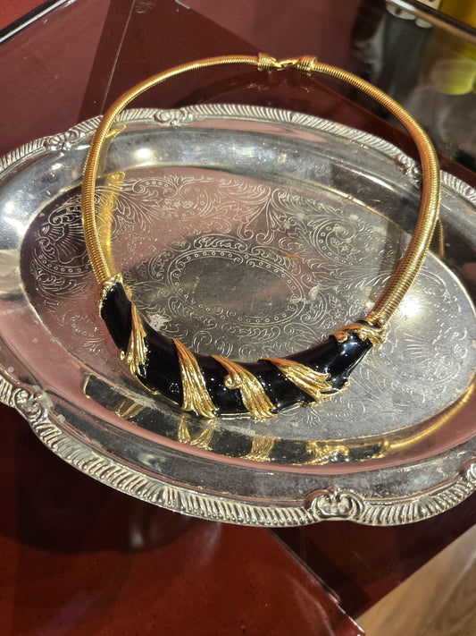 METALLIC CHOKER WITH SCULPTURAL PIECE