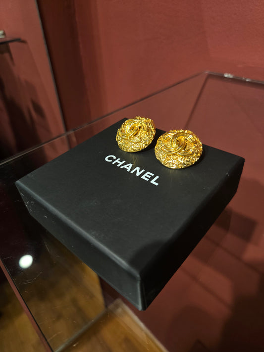 CHANEL VINTAGE GOLD PLATED TEXTURED CC EARRINGS