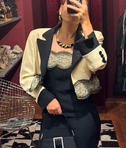 METALLIC CHOKER WITH SCULPTURAL PIECE
