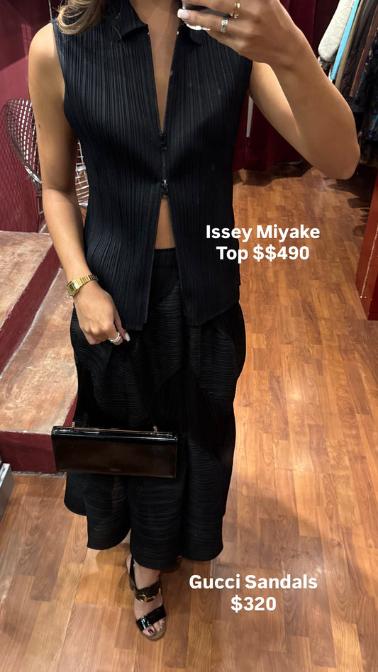 ISSEY MIYAKE PLEATED SLEEVELESS TOP