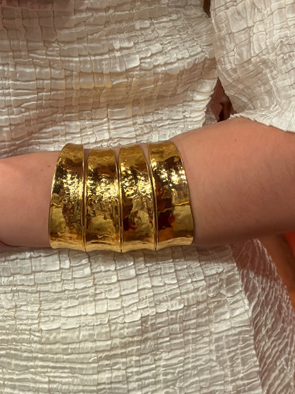 SCULPTURAL METALLIC BANGLE