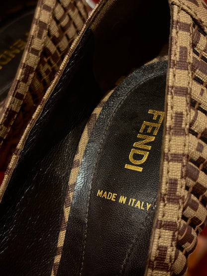 FENDI LOGO PRINT OPEN TOE SHOES  (37)
