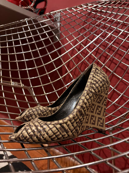 FENDI LOGO PRINT OPEN TOE SHOES  (37)