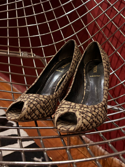 FENDI LOGO PRINT OPEN TOE SHOES  (37)