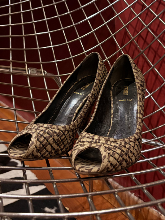 FENDI LOGO PRINT OPEN TOE SHOES  (37)