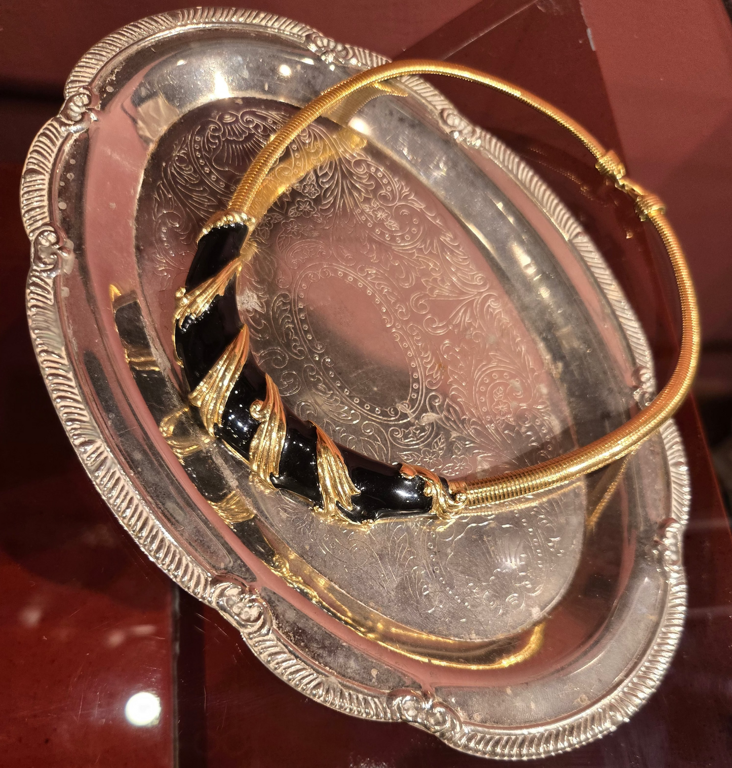 METALLIC CHOKER WITH SCULPTURAL PIECE