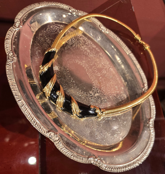 METALLIC CHOKER WITH SCULPTURAL PIECE