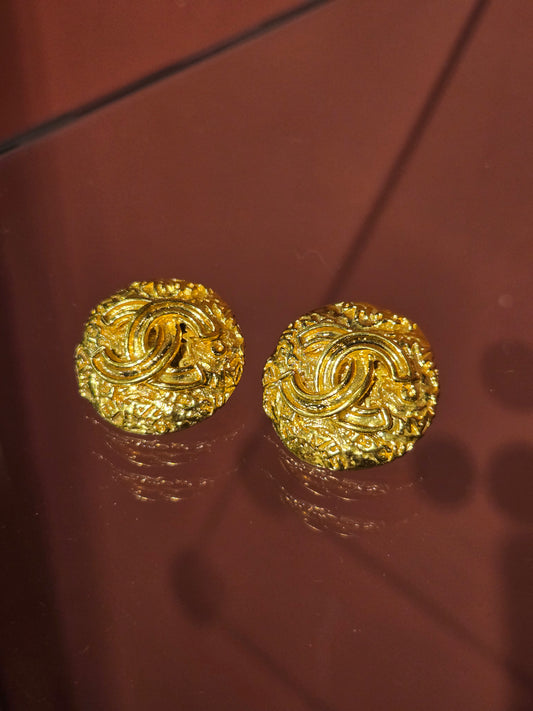 CHANEL VINTAGE GOLD PLATED TEXTURED CC EARRINGS