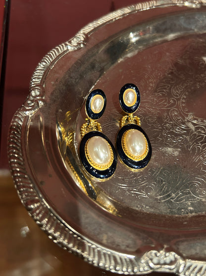 DOUBLE OVAL PEARL AND GOLDEN DÉTAILS EARRINGS