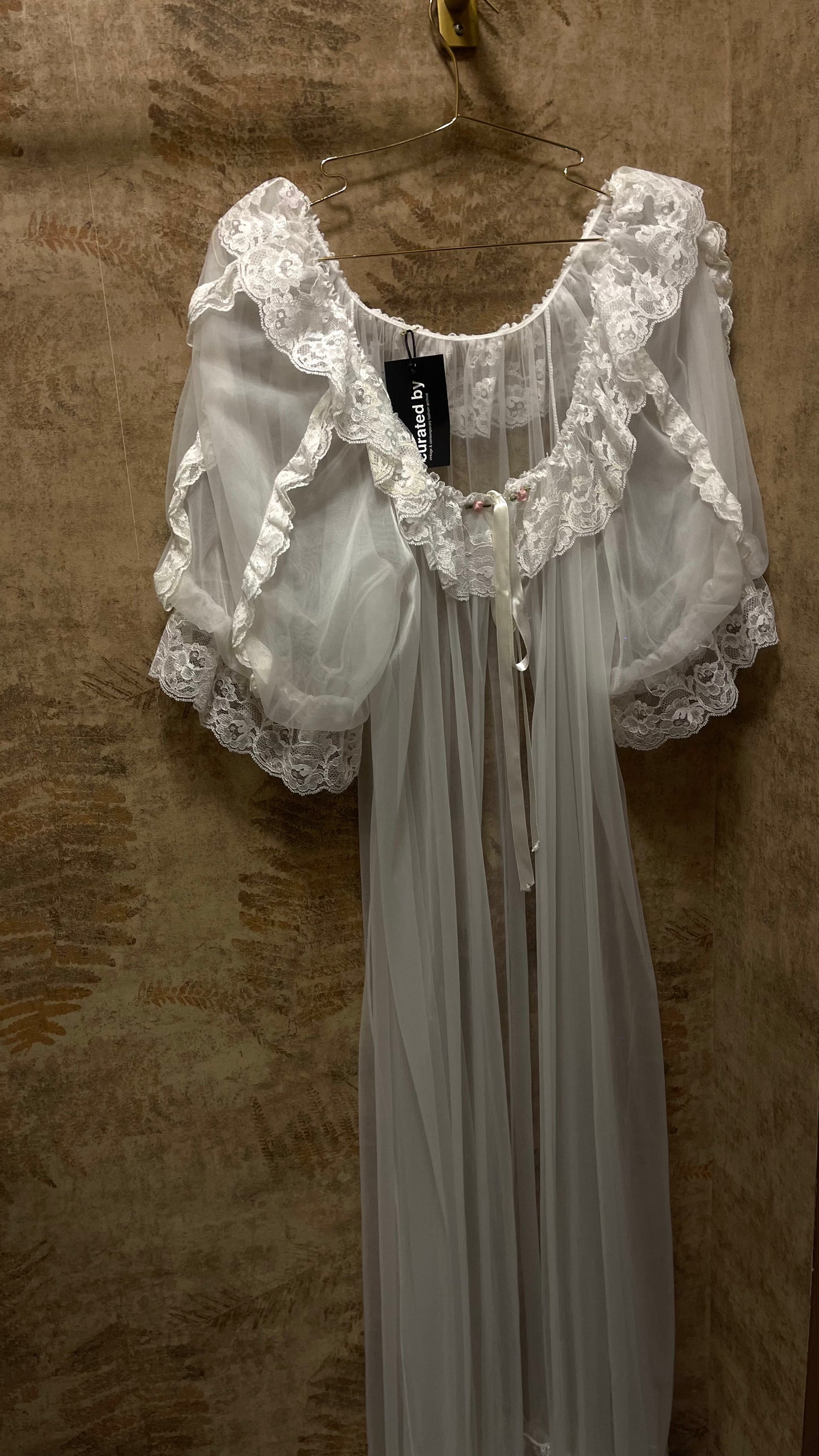 VINTAGE DESHABILLE WITH LACE DETAILS