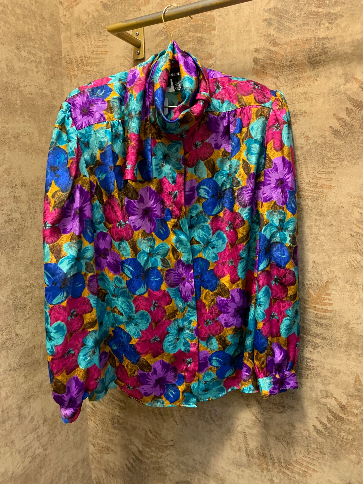 SHIRT WITH SHOULDER PADS